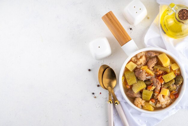 Talerez z domowym gulaszem